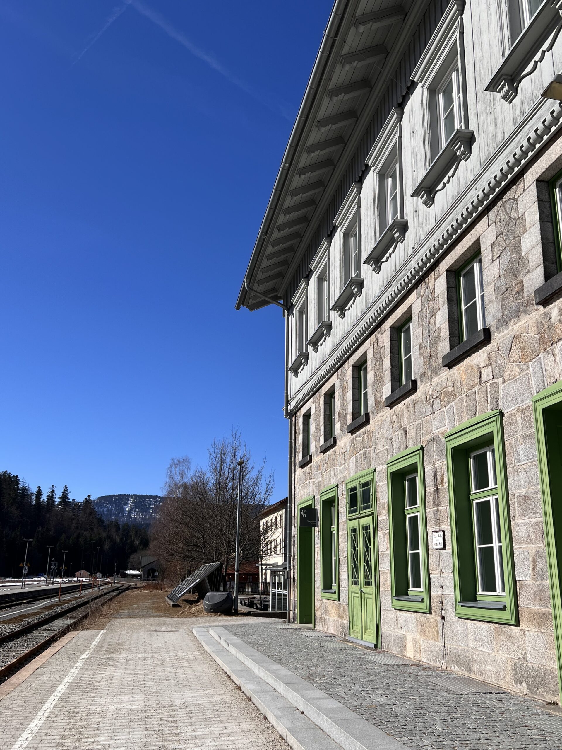 ISEK_Eisenstein Alte Hausfront mit grünen Fenstern