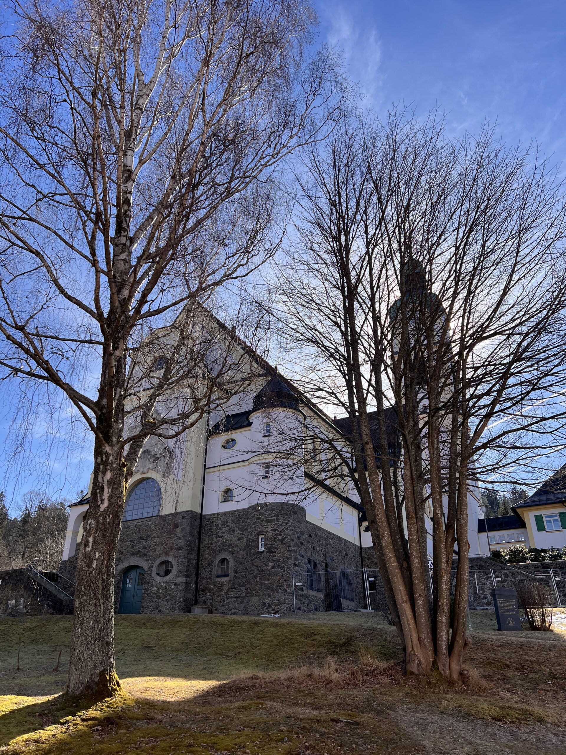 ISEK_Kirche Kirche leicht verdeckt von Bäumen